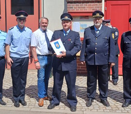 Von links nach rechts:
Frank Mehlow, Robert Buder (KFV), Jens Handreck (Verwaltungsvorstand Stadt Forst), Riccardo Steffens, Carsten Brudek (stellv. KBM), Klaus Pigol(OWF Eulo)