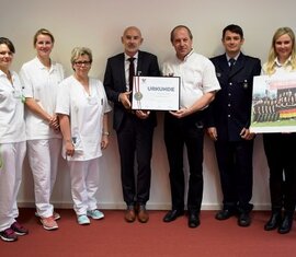 v.l.n.r.: 
Robert Buder, Vorsitzender des Kreis&shy;feuerwehr&shy;verbandes Spree-Neiße
Kerstin Petau, Physiotherapeutin am CTK, betreute die SportlerInnen an der Kältekammer
Stefanie Rasner, Physiotherapeutin am CTK, betreute die SportlerInnen an der Kältekammer
Sybille Woidt, Teamleiterin Physiotherapie am CTK
CTK-Geschäftsführer Dr. Götz Brodermann
Frank Hohm, Trainer und Betreuer der Feuerwehrsportler
Benny Bastisch, Stadtfeuerwehrverband Cottbus, Leiter Fachausschuss Sport
Anja Aldermann, Feuerwehrsportlerin
Melanie Müller, Feuerwehrsportlerin
Ronny Heppchen, Physiotherapeut der Feuerwehrsportler