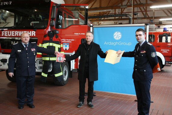 In Vertretung des Landesfeuerwehrverbandes überreichte der Vortandsvorsitzende des KFV Robert Buder(rechts) die Partnerschaftsurkunde an Werkleiter Matthias Wirth. Kreisbrandmeister Stefan Grothe (links) übergab das Förderschild.