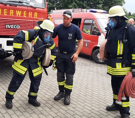 Schläuche schleppen unter Atemschutz ist eine Belastung, die Feuerwehrleute fast schon gewohnt sind