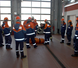 Aus klein mach groß: Dank Druckluft wird aus dem orangenen Päckchen ein rettendes Sprunpolster