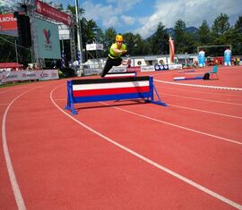 Anja Aldermann beim Training der 4x100m Feuerwehrstafette.