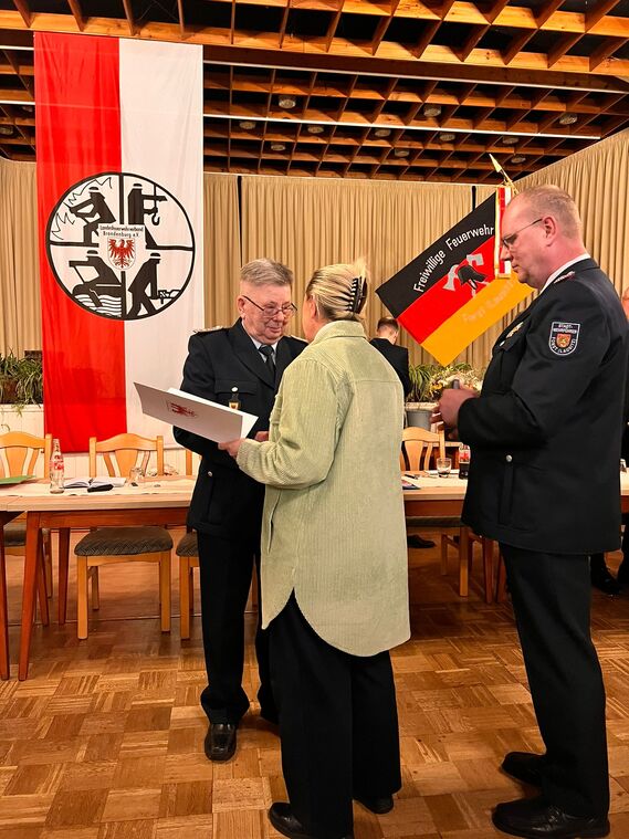 Simone Taubenek ehrt Kameraden zu 70 Jahren treue Dienste, rechts Stadtwehrführer Jörg Baumgart
