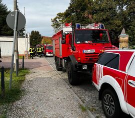 Feuerwehrfarzeuge aus dem Amt Döbern-Land in der Sprembergerstr. vor dem Gerätehaus Döbern