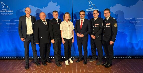 Inneminister Redmann (3. v.r.) mit den Ausgezeichneten. Carsten Billing (links) und Kreisbrandmeister Stefan Grothe (2.v.r) gratulieren
