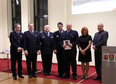 vlnr: Nico Hammel (Stellv. Wehrführer), Rico Nowka (Wehrführer) Tobias Stefan Grothe (kreisbrandmeister), Robert Buder (Vorsitzender KFV SPN), Tobias Frank, Berit Kreisig (Vorsitzende der Stadtverordnetenversammlung), Fred Mahro (Bürgermeister)