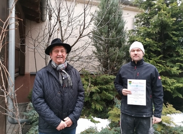 Teichlands Bürgermeister Harald Groba und Christian Sommer
bei der Übergabe der Ehrenurkunde.