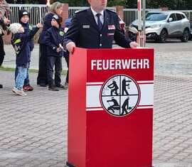 Rober Duber, Vorstandsvorsitzender Kreis&shy;feuerwehr&shy;verband Spree-Neiße richtet dankende Worte an die scheidende Ortswehrführer Döbern