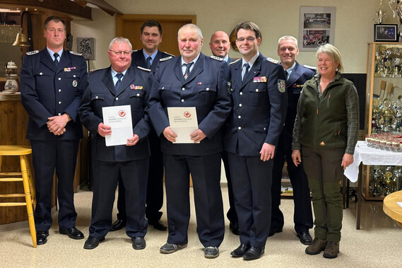 1. Reihe: René Kaufmann (JW), Gerd Kaufmann, Werner Böttcher, Robert Buder (VV KFV), Frau Schulz (ehrenamtliche Bürgermeisterin Groß Scacksdorf-Simmersdorf)
2. Reihe: Toni Völpel (OWF), Lars Mudra (ABM), Lars Garbrecht (Stellv. OWF)