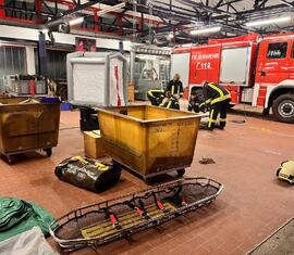 Gefahrstoffeinheit baut Dekontaminierung auf