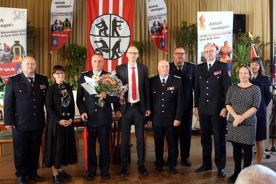 Sven Wochnik erhält die Ehrennadel der DJF