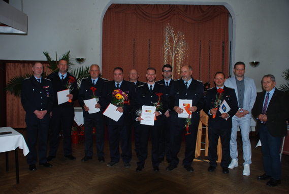 Die Kameraden Hagen Dommaschk (OW Drekbau/Kausche und Casel), Frank Halka (OW Laubst) und Thomas Zademach (OW Drebkau/Kausche) sowie die Kameraden Thomas Röthig (OW Siewisch), Sven Oelsner (OW Leuthen) und Fabian Stelzer (OW Jehserig) wurden mit dem Ehrenzeichen des Kreis&shy;feuerwehr&shy;verbandes Spree-Neiße e.V. ausgezeichnet.