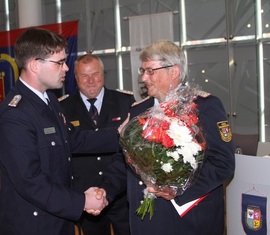 Robert Buder gratuliert Kreisbrandmeister Wolfhard Kätzmer für seine Ehrenmitgliedschaft im Kreis&shy;feuerwehr&shy;verband Spree-Neiße E.V.