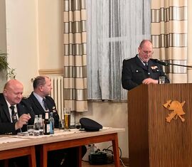 Jahreshauptversammlung Gesamtwehr Forst (Lausitz) - Stadtwehrführer Jörg Baumgart am Rednerpult