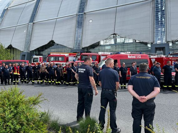 Wipfel-BRAND 2025, Samstag, die Brandschutzeinheit Spree Neiße/ Cottbus vor dem Tropical Islands.