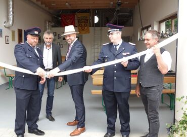 Mit dem Aufkoppeln eines C-Druckschlauches wurde das Feuerwehrgerätehaus in Müschen/Myšyn eingeweiht (v. l.): Ortswehrführer Marco Pfaffe, Bernd Ragotzky, stellvertretenden Bürgermeister von Burg (Spreewald)/Bórkowy (Błota), Amtsdirektor Tobias Hentschel, Amtswehrführer Marcus Weber und Ortsvorsteher Jens Quitz.