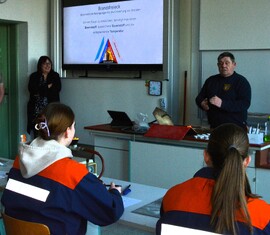 Ministerbesuch stärkt Feuerwehrbildung