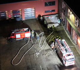 Spremberger Kameraden üben den Schaumangriff bei der Werkfeuerwehr LEAG