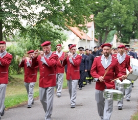 Festumzug vom Gerätehaus zum Sportplatz mit dem Spielmannszug aus Horno