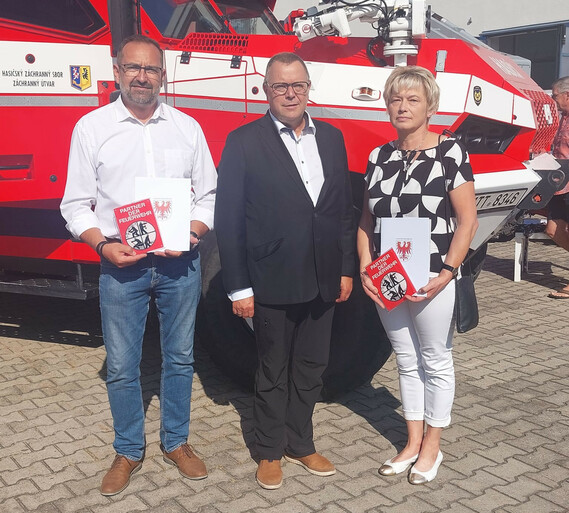 Innenminister Michael Stübgen (Mitte) mit den beiden Geschäftsführern Diana Schutte und Frank Steckling