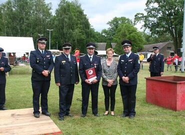 von Links: Marcus Weber (Amtswehrführer Burg (Spreewald), Werner-Siegwart Schippel (Präsident Landesfeuerwehrverband Brandenburg e.V.), Volker Gohrenz (Ortswehrführer Schmogrow), Petra Krautz (Amtsdirektorin Burg (Spreewald)), Robert Buder (Vorsitzender Kreis&shy;feuerwehr&shy;verband Spree-Neiße e.V.)