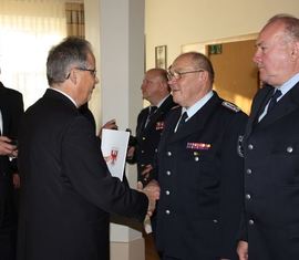 50 Jahre Freiwillige Feuerwehr - Kameraden der FF Neuhausen/Spree werden durch den Landrat Altekrüger ausgezeichnet.