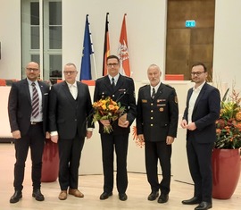 vlnr:
Björn Lakenmacher (stellv. Fraktionschef), Michael Stübgen (Innenminister), Mirko Schneider, Rolf Fünning (Präsident LFV), Jan Redmann (Fraktionsvorsitzender)