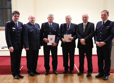 Ehrung für 40 Dienstjahre mit der Medaille für treue Dienste in Gold: (von links) Robert Buder, Vorsitzender des Kreis&shy;feuerwehr&shy;verbandes SPN,
Kreisbrandmeister Stefan Grothe, Hans Martin Schneider, Jörg Glockann,
Bürgermeister Fred Mahro und Stadtwehrführer Rico Nowka