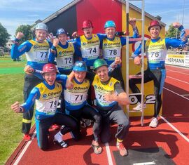 Jubelnde Gesichter der Männer vom Team Lausitz 
über Platz 1 und 3 in der 4x100m-Feuerwehrstaffel