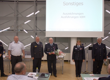 vlnr:
Mario Lange (stellv. Stadtwehrführer), Stefan Grothe (KBM), Werner-Siegwart Schippel (Präsident LFV), Peter Bode, Christine Sehmisch (Stellv. Vorsitzende KFV), Wolfhard Kätzmer (LK SPN)