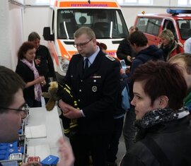 Die Sponsoren informieren sich über die Arbeit der Fachwarte für Brandschutzerzieher