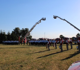 Ein schönes Bild für einen gelungenen Abschied: Feuerwehrleute, Spielmannszug Horno und viel Feuerwehrtechnik