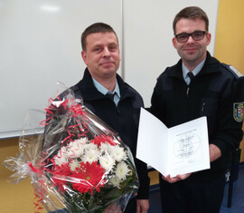 René Ziesmer erhält die Berufungsurkunde von Robert Buder (r)