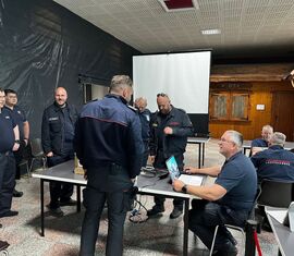 Wipfel-BRAND 2025, Freitag Abend Briefing der SEG-Führungsunterstützungs-Einhiten aus allen Landkreisen