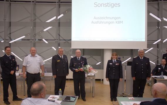 vlnr:
Mario Lange (stellv. Stadtwehrführer), Stefan Grothe (KBM), Werner-Siegwart Schippel (Präsident LFV), Peter Bode, Christine Sehmisch (Stellv. Vorsitzende KFV), Wolfhard Kätzmer (LK SPN)