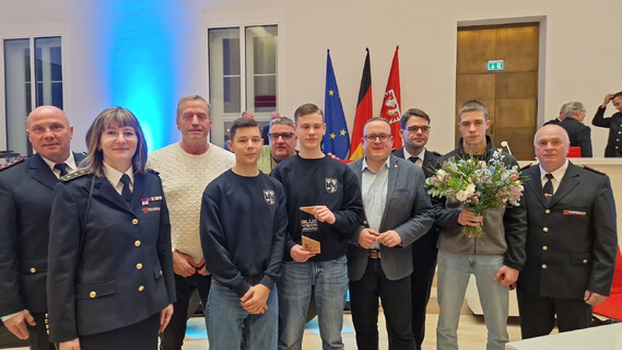 Vertreter KBM, KFV und der BOS Schule mit Julian Brüning und dem Award