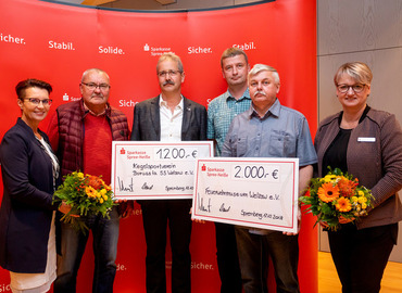 v.l.n.r.: 
irgit Zuchold, (Bürgermeisterin Stadt Welzow); W. Roick und H. Fisser
(KSV Borussia 55 Welzow e.V.); R.Patschan und R. Bartusch (Feuerwehrmuseum Welzow e.V.); A. Dehmel (Filialleiterin Sparkasse Spree-Neiße, Geschäftsstelle Welzow)
