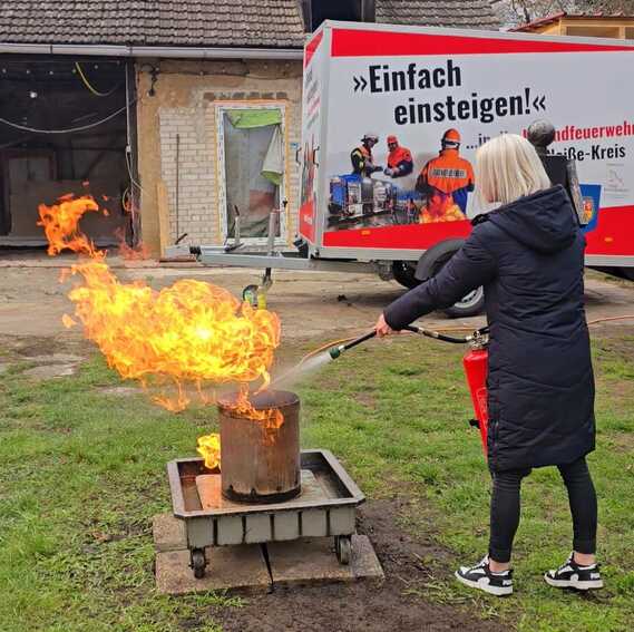 Mitarbeiter des Hotels "zum goldenen Löwen" trainieren den Umgang mit dem Feuerlöscher
