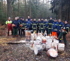 Zum Abschluss ein Gruppenbild aller Teilnehmer der Kettensägenausbildung