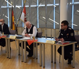Zur Unterzeichnung zusammengekommen: Dezernent Karsten Billing, Erster Beigeordneter Olaf Lalk und Vorsitzender des Kreis&shy;feuerwehr&shy;verbandes Robert Buder (v.l.n.r.).