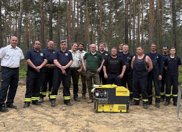 Team der Freiwilligen Feuerwehr Groß Kölzig mit neuem Stromaggregat auf der DBU-Naturerbefläche Zschornoer Wald