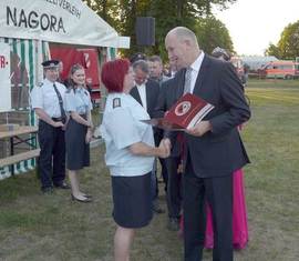 Glückwünsch und die Urkunde erhält Katrin Kraljic vom anwesenden Ministerpräsident des Landes Brandenburg Dr. Dietmar Woidke.