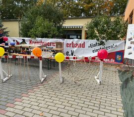 Bastelstraße und die Möglichkeit, Knoten und Stiche zu üben