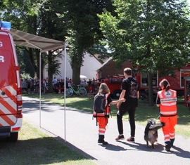 Während der Vorführung zur Unfallrettung, suchte die Rettungshundestaffel eine weiter am "Unfall" beteiligte Person und fand diese auch kurze Zeit später