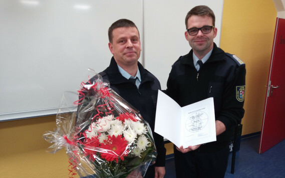 René Ziesmer erhält die Berufungsurkunde von Robert Buder (r)