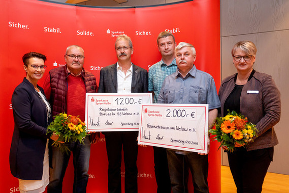 v.l.n.r.: 
irgit Zuchold, (Bürgermeisterin Stadt Welzow); W. Roick und H. Fisser
(KSV Borussia 55 Welzow e.V.); R.Patschan und R. Bartusch (Feuerwehrmuseum Welzow e.V.); A. Dehmel (Filialleiterin Sparkasse Spree-Neiße, Geschäftsstelle Welzow)