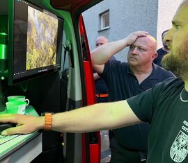 KBM Stefan Grothe sichtet die Bilder der Drohne vom Waldbrand