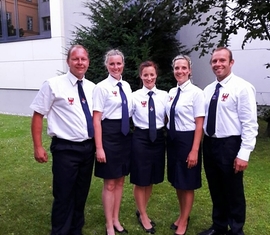 Die Kameradinnen und Kameraden Ronny Heppchen (FF Forst (Lausitz) OW Sacro), Anja Aldermann (FF Forst (Lausitz) OW Horno), Melanie Müller ((FF Cottbus), Nicole Noack (FF Forst (Lausitz) OW Horno), Tommy Paulick (FF Döbern-Land OW Gahry) vor der offiziellen Eröffnungsfeier am Mittwochabend