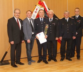 v.l. Landrat Harald Altekrüger, allg. Stellv. des Bürgermeisters Jens Handreck, Kam. Lothar Britze, Stadtbrandmeister Kam. Andreas Britze, Kreisbrandmeister Kam. Wolfhard Kätzmer und Vorsitzender des UV 2 Kam. Matthias Geigk