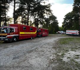 Wipfel-BRAND 2025, Freitag, die Einsatzleitwagen Typ2 sowie die Führungsunterstützungs-Einheiten der Landkreise sind angereist.